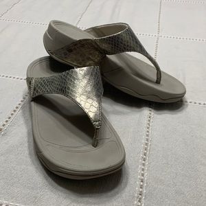 FITFLOP SANDALS. GOLD SNAKESKIN PATTERN. Flip flops. Woman’s ( girls) size 5